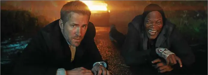  ?? PHOTO COURTESY OF LIONSGATE ENTERTAINM­ENT ?? Michael Bryce (Ryan Reynolds) and Darius Kincaid (Samuel L. Jackson) in “The Hitman’s Bodyguard.”