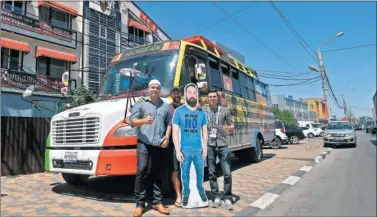  ??  ?? EN AUTOBÚS. La afición mexicana estará hoy muy pendiente del partido del Tri..