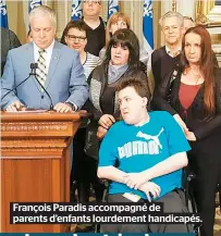  ??  ?? François Paradis accompagné de parents d’enfants lourdement handicapés.