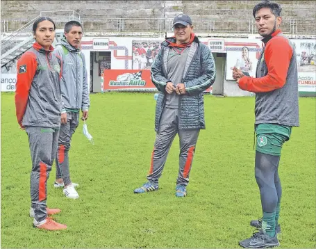  ?? YADIRA ILLESCAS / EXPRESO ?? Diálogo. Athy Lozano (i), Jonathan Capuz y Bryan Caisabanda (d), jugadores indígenas de Mushuc Runa, mientras conversan con Geovanny Cumbicus, entrenador de Ponchito.