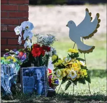  ?? CHANDAN KHANNA — AFP VIA GETTY IMAGES ?? A photo of Makenna Lee Elrod, a victim of the mass shooting, is displayed Wednesday next to flowers placed at a makeshift memorial in front of Robb Elementary School in Uvalde, Texas.