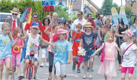  ?? FOTOS: MARKUS LEHMANN ?? Nach dem Kinderfest­umzug durch Ebnat ging es zum Singen auf den Schulhof.