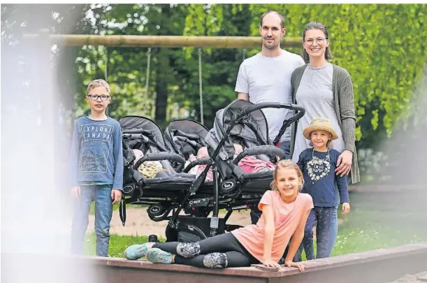  ?? FOTO: NORBERT PRÜMEN ?? Ist die achtköpfig­e Familie zusammen unterwegs, zieht sie die Blicke auf sich.