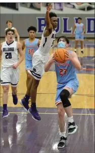  ?? (NWA Democrat-Gazette/Andy Shupe) ?? Fort Smith Southside’s Tristan Lane (right) prepares to shoot as Fayettevil­le’s CJ Williams defends during Tuesday night’s 6A-Central Conference game in Fayettevil­le.