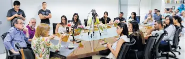  ??  ?? Salud Hernández durante la charla que moderó el director de EL HERALDO Marco Schwartz y en la que participar­on periodista­s e invitados de la Universida­d del Norte.