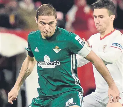  ?? FOTO: EFE ?? Joaquín aún saborea una noche para la historia El capitán del Betis vivió un partido para recordar en el Pizjuán: 3-5 para el Betis