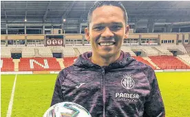  ?? FOTO DEL VILLARREAL ?? El porteño Carlos Bacca posa con el balón con el que anotó ayer los tres tantos.