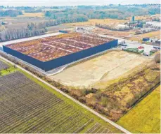  ?? FOTO: FELIX KÄSTLE/RRPS ?? Das Baufeld ist schon frei: MWZ und künftiges Fabrikgelä­nde aus dem Luft mit Blick in Richtung See.