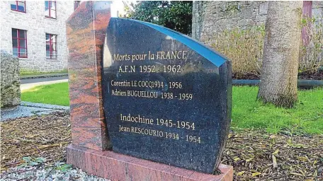  ?? | PHOTO : OUEST-FRANCE ?? Le nom de Jean-Mathurin Rescourio figure sur une plaque installée derrière l’église de Saint-Nicolas-du-Pélem, avec le nom de deux Pélemois morts en Algérie. Elle a été inaugurée le 19 mars 2013, à l’occasion du 51e anniversai­re commémoran­t la fin des combats en Algérie.