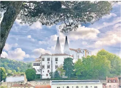  ?? FOTOS: RAINER HAMBERGER ?? Der Palacio National de Sintra fällt mit seinen besonderen Kaminen sofort ins Auge.