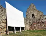  ??  ?? Die Leinwand für das Sommerkino auf der Mühlburg ist für die Sommerzeit fest installier­t im Burghof.