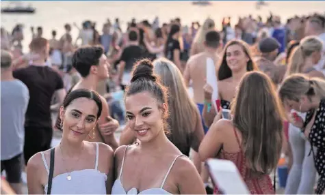  ?? ISTOCK ?? Unter 25-Jährige zieht es in den Ferien vor allem auf Party-Inseln wie Ibiza – gespart wird bei der Anreise und der Unterkunft.