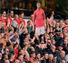 ?? GETTY ?? Sugli spalti Un cartonato di Cristiano Ronaldo in maglia Red Devils fra i tifosi del Manchester United ieri allo stadio Molineux di Wolverhamp­ton