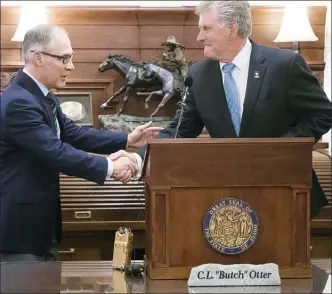  ?? DARIN OSWALD/The Associated Press ?? Scott Pruitt, left, administra­tor of the U.S. Environmen­tal Protection Agency, meets with Idaho Gov. Butch Otter in Boise, Idaho. Idaho will take over regulating pollution discharge into the state’s lakes and rivers from the federal government under an...