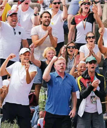  ?? FOTO: AP ?? Boris Becker (blaues Hemd), der Head of Men’s Tennis beim Deutschen Tennis Bund (DTB), ballt die Faust nach einer gelungenen Aktion von Jan-Lennard Struff. Im Bild links: Yannick Hanfmann, der erstmals zum Davis-Cup-Team gehörte.