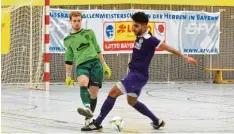  ?? Foto: Walter Brugger ?? Rains Torhüter Stefan Besel (links) wurde gemeinsam mit Glötts Keeper Waidele zum besten Torhüter des Turniers gewählt. Die 3:7 Niederlage gegen den VfR Neuburg (mit Kadir Aktas) konnte jedoch auch er nicht abwenden.