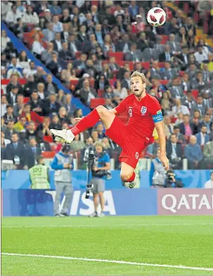  ??  ?? Englands Teamstürme­r Harry Kane überzeugt bei der Fußball-WM im gegnerisch­en Straf gung und Übersicht sind seine große Kunst.