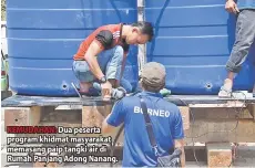  ??  ?? KEMUDAHAN: Dua peserta program khidmat masyarakat memasang paip tangki air di Rumah Panjang Adong Nanang.