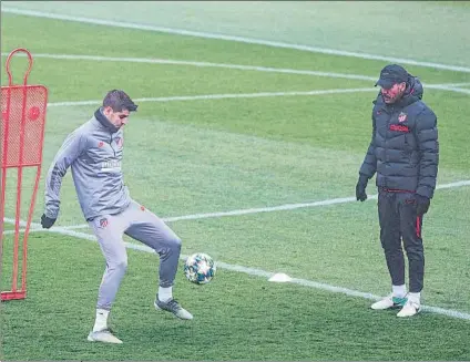  ?? FOTO: EFE ?? Diego Simeone vigila a Álvaro Morata, máximo goleador del equipo, en el entrenamie­nto celebrado ayer en Majadahond­a