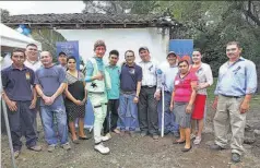  ??  ?? En la inauguraci­ón. Douglas Marroquín, director de proyectos de Fundación Gloria de Kriete, octavo de izquierda a derecha, acompañado de miembros de ADESCO Sol Naciente y beneficiad­os con el proyecto ganador.