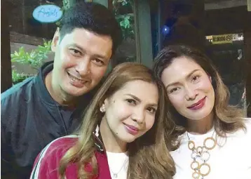  ??  ?? Tonton and Glydel with Beautederm president/ CEO Rhea AnicocheTa­n during the recent renewal of their contract as the brand’s endorsers