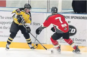  ??  ?? Dundee Tigers’ four-goal Paul Guilcher (yellow) battles along the boards.