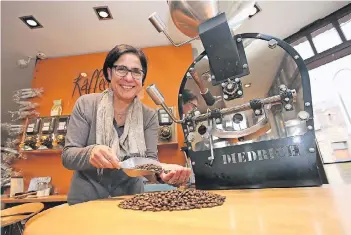  ?? RP-FOTO: ULLI DACKWEILER ?? Kaffee aus Papua Neuguinea, Nicaragua, Kolumbien oder Guatemala wird direkt vor den Gästen der „Kaffeemone“von Simone Menk geröstet.