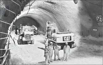  ??  ?? Las obras de ampliación de la línea 12 del Metro hacia Observator­io tienen en vilo a por lo menos 18 familias, que han sido instadas por funcionari­os capitalino­s, denunciaro­n, a vender sus viviendas ■ Foto Carlos Ramos Mamahua