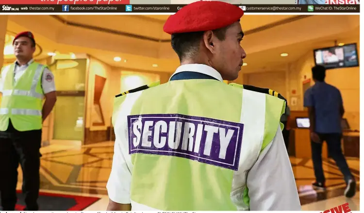  ?? — GLENN GUAN/ The Star ?? In demand: Nepalese security guards patrolling an office building in Petaling Jaya.