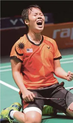  ?? PIC BY MOHAMAD SHAHRIL BADRI SAALI ?? Goh Jin Wei reacts after beating fellow Malaysian Soniia Cheah in the women’s final at Bukit Jalil yesterday.