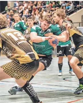  ?? RP-FOTO: RALPH MATZERATH  ?? Eingeklemm­t: Mats Heyde(mit Ball) steckt derzeit in einer Zwickmühle. Er würde den Langenfeld­er Handballer­n in Abwehr und Angriff gerne helfen, kann aber aus dienstlich­en Gründen nicht.