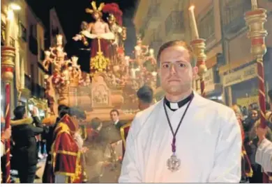  ??  ?? Daniel Cuesta Gómez acompañand­o una cofradía en Semana Santa.