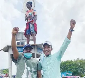  ??  ?? Pastor Godman Akinlabi: Great pastoral response today with my friend @yemidavids as we join the #Sarsmustgo­now campaign to walk from Lekki toll gate to the @Policeng force headquarte­rs onikan in solidarity with the younger generation of Nigerians who are tired of #Policebrut­ality #badleaders­hip