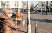  ?? FOTO: UWE SCHAFFMEIS­TER/STADT  ?? Tritt ein Fußgänger näher an den Taster heran, löst er die Anforderun­g, dass es „grün“wird, aus, ohne, dass der Taster berührt werden muss.