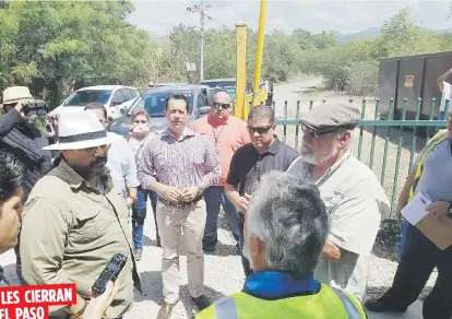  ?? Michelle.estrada@gfrmedia.com ?? LES CIERRAN
EL PASO
La gerencia de EC Waste le impidió ayer la entrada a los senadores José Vargas Vidot, Juan Dalmau Ramírez y Nelson Cruz.