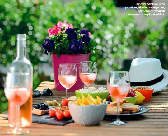  ??  ?? L’apéritif dînatoire, avec protéines, féculents et légumes, permet généraleme­nt de consommer plus équilibré.