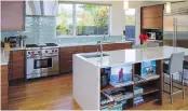  ??  ?? Quartz countertop­s in the kitchen (Misterio from PentalQuar­tz) are durable, kid-friendly and beautifull­y shiny.