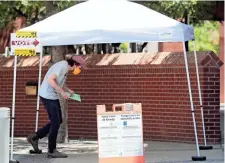  ??  ?? A voter ducks his head while entering a polling station at ASU in Tempe on Tuesday for the 2020 Arizona primary. MICHAEL CHOW/THE REPUBLIC