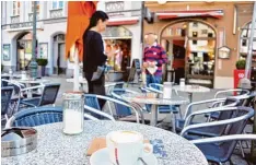  ?? Foto: Bernd Hohlen ?? Für die Augsburger Gastronome­n ist es schwierige­r geworden, Personal für den Som mer zu finden.