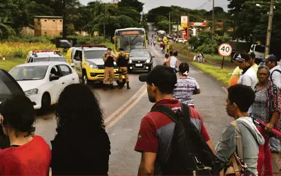  ?? Gina Mardones ?? Moradores usaram pneus para impedir a passagem de veículos; manifestaç­ão durou pelo menos cinco horas