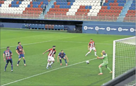  ??  ?? Villalibre remata con la rodilla y sorprende a Dmitrovic, que observa cómo la pelota se cuela en su portería.