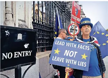  ?? FOTO: DPA ?? Demonstran­ten protestier­en in London gegen den Brexit.