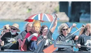  ?? RP-FOTO: ANDREAS PROBST ?? Das Boot der Deutsch-britischen Gesellscha­ft hatte die Queen höchstselb­st an Bord. Da kam‘s nicht so auf Geschwindi­gkeit an.