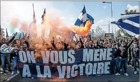  ??  ?? Les supporteur­s bordelais étaient présents avant, pendant et après le match.