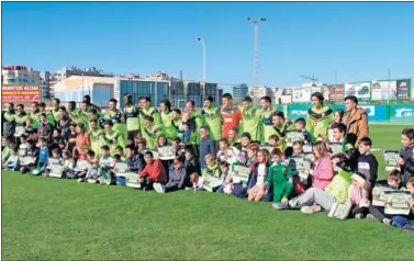  ??  ?? FOTO DE FAMILIA. Los jugadores del Elche, ayer, con los niños asistentes a la sesión.