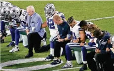  ?? FOTO: AP ?? Gemeinsam mit Team-Besitzer Jerry Jones knien die Spieler der Dallas Cowboys vor Beginn der Nationalhy­mne.
