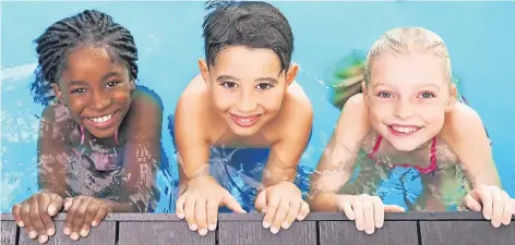  ?? FOTO: THINKSTOCK ?? Schulkinde­r beim Schwimmunt­erricht. Künftig gelten für ihre Betreuung verschärft­e Anforderun­gen.