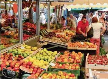  ?? Fotos: Silvio Wyszengrad ?? Pralle, bunte Früchte: Auf dem Stadtmarkt sieht immer alles zum Anbeißen aus. Für die Händler bedeutet das viel Arbeit und lan ge Arbeitstag­e. Deshalb sind die meisten auch gegen längere Öffnungsze­iten an den Samstagen.