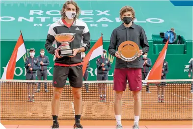  ?? FOTO: AFP ?? Tras la final en el torneo de Montecarlo, ambos tenistas posaron, respetando las medidas sanitarias./