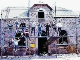  ?? Fotos: Becher Jugend ?? Handarbeit gefragt: 1984 begann die Becher Jugend damit, das baufällige Haus instand zu setzen.